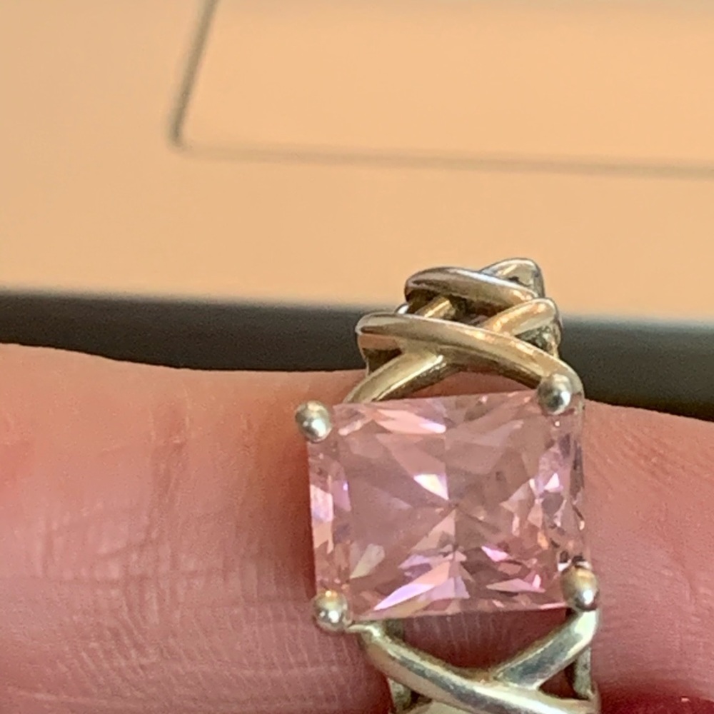 Beautiful sterling silver ring with square pink CZ - Picture 2 of 9